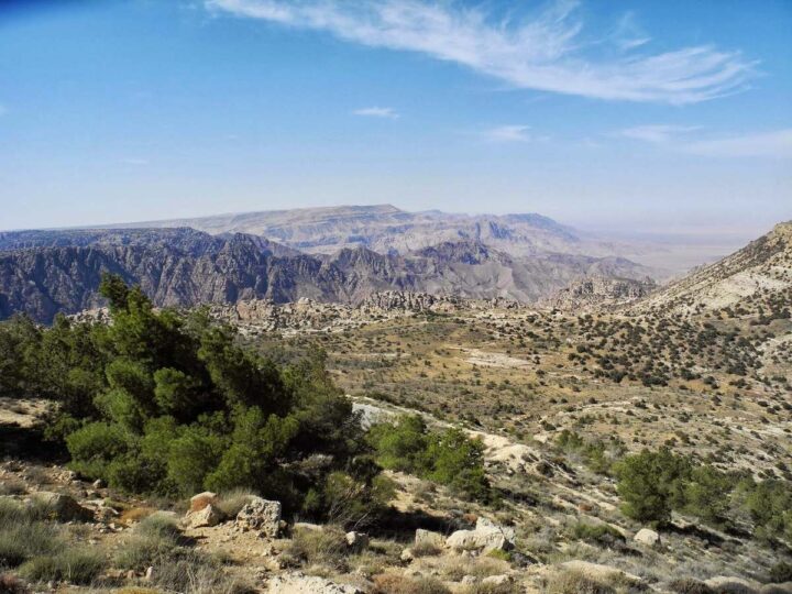 إطلالة على محمية ضانا من مسار جبل الرمانة